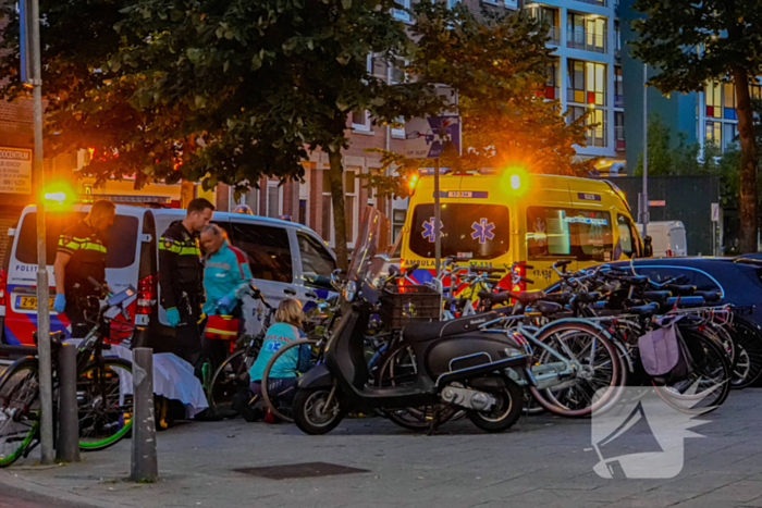 Maaltijdbezorger op fiets Aangereden door automobilist