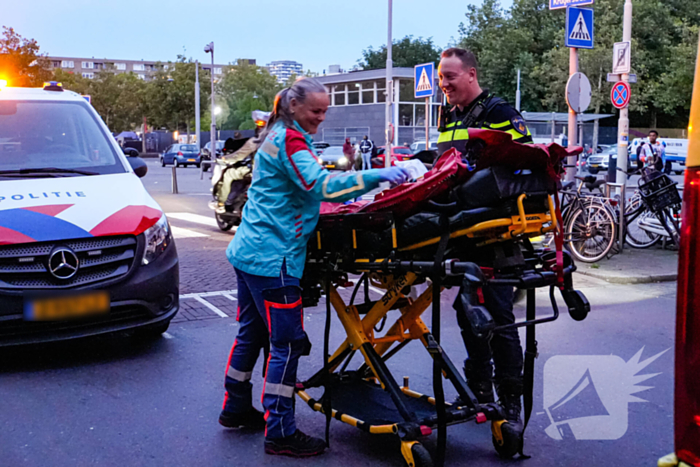 Maaltijdbezorger op fiets Aangereden door automobilist