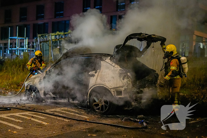 Geparkeerde auto brandt volledig af