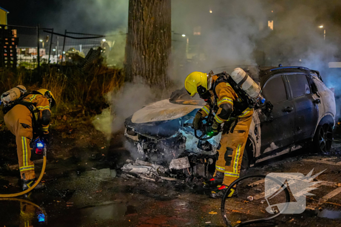 Geparkeerde auto brandt volledig af