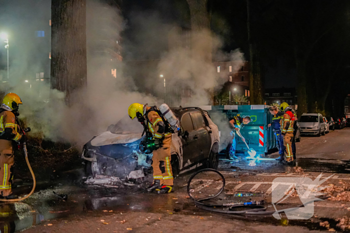 Geparkeerde auto brandt volledig af