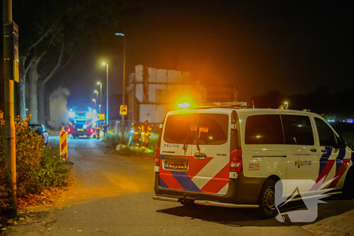 Geparkeerde auto brandt volledig af