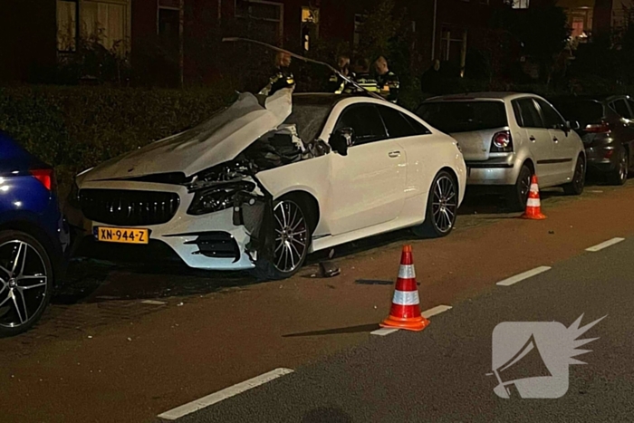 Auto zwaar beschadigd na explosie