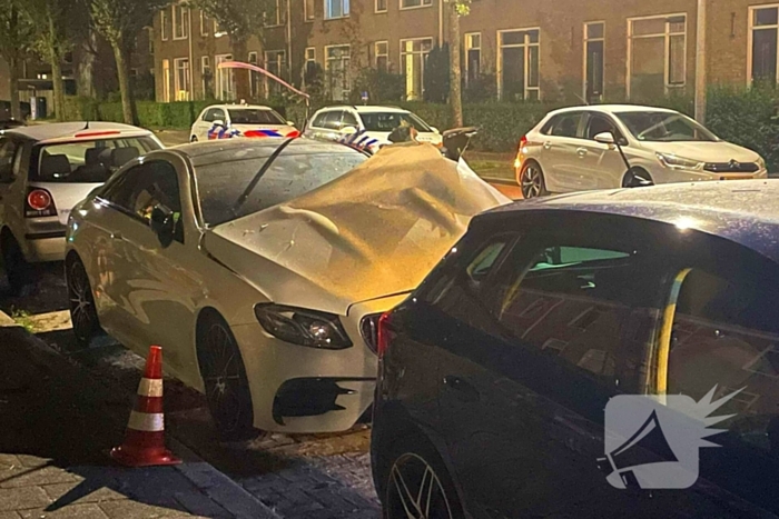 Auto zwaar beschadigd na explosie