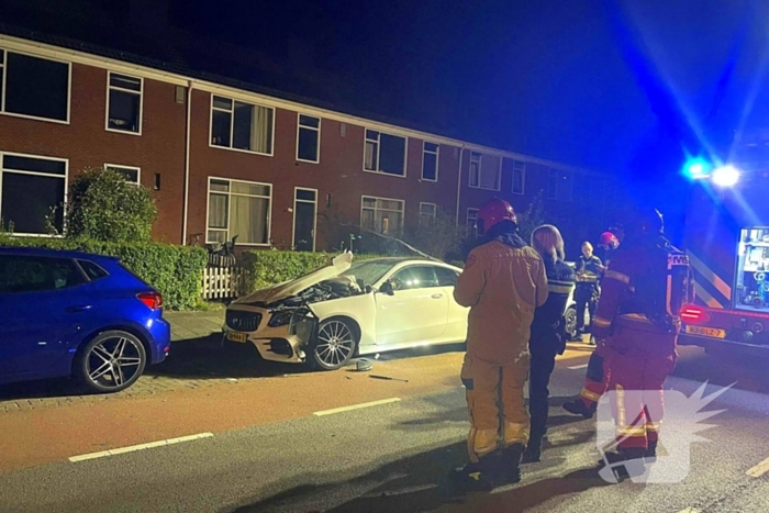 Auto zwaar beschadigd na explosie