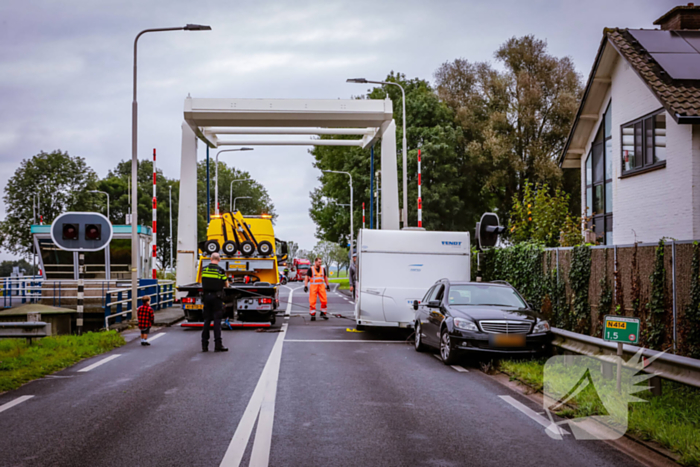 Auto met caravan belandt aan andere kant van weg