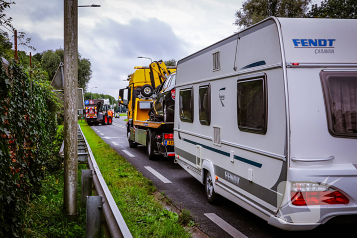 Auto met caravan belandt aan andere kant van weg