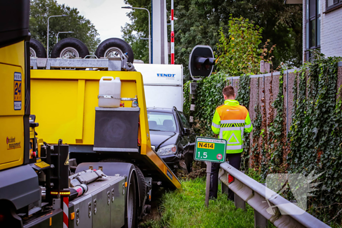 Auto met caravan belandt aan andere kant van weg