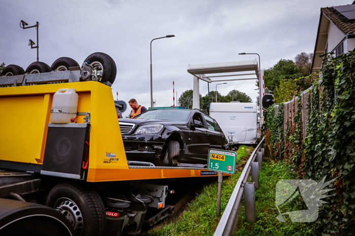 Auto met caravan belandt aan andere kant van weg