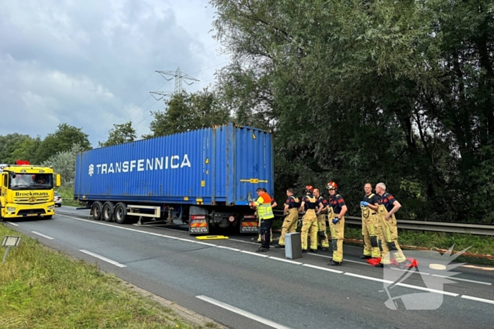 Vrachtwagenchauffeur verliest controle en raakt van de weg