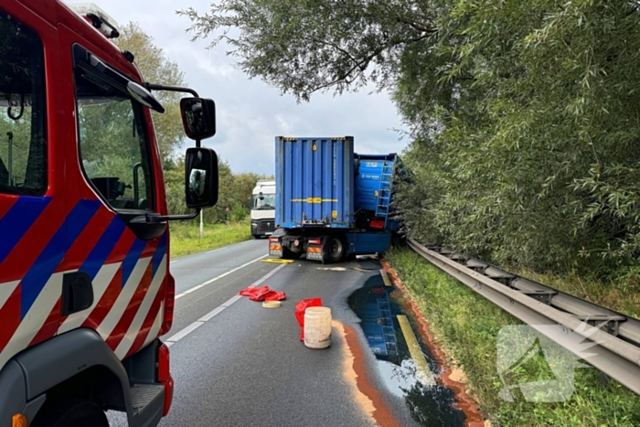 Vrachtwagenchauffeur verliest controle en raakt van de weg