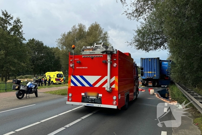 Vrachtwagenchauffeur verliest controle en raakt van de weg