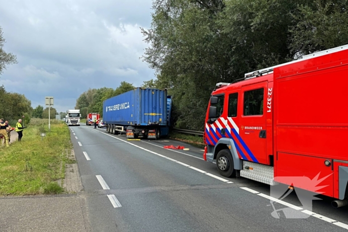 Vrachtwagenchauffeur verliest controle en raakt van de weg