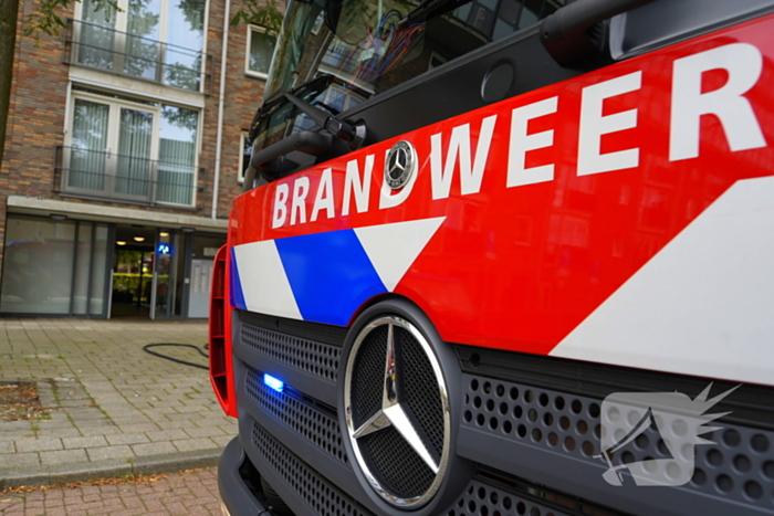 Brandweer zet extra middelen in bij brand in flat