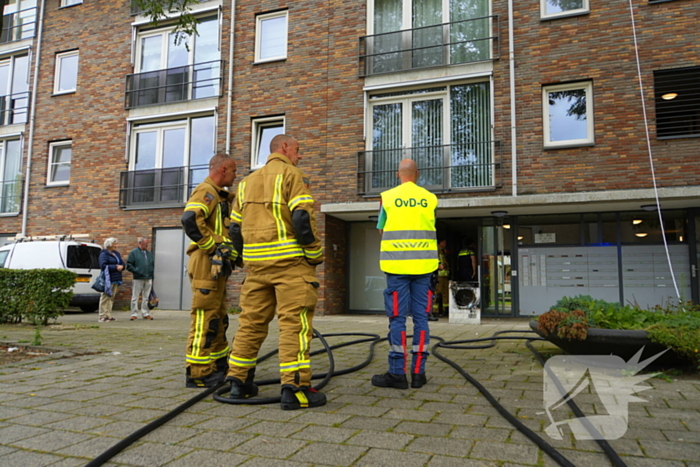 Brandweer zet extra middelen in bij brand in flat