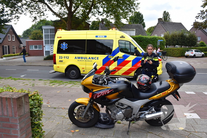 Motorrijder ten val bij inhaalmanoeuvre van afslaande auto