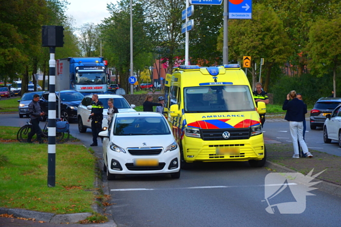 Automobilist schept fietser bij rotonde