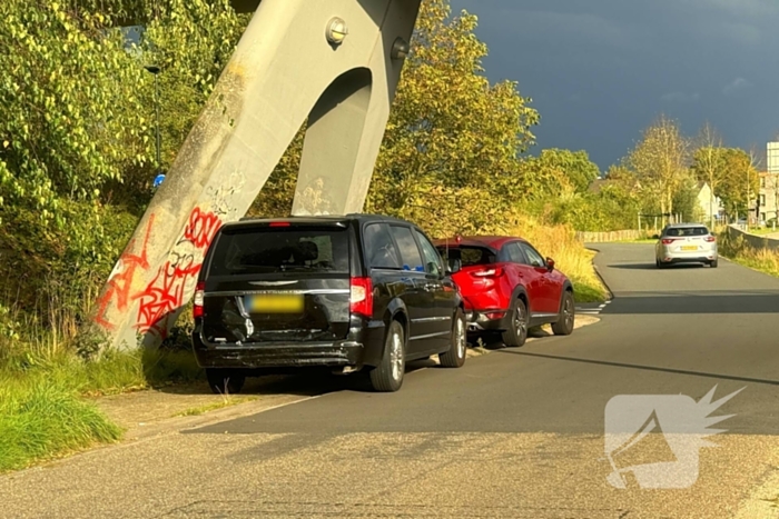 Auto's beschadigd bij kop-staartbotsing