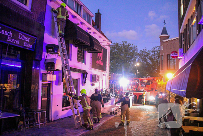 Brandweer druk met kat die op dak zit