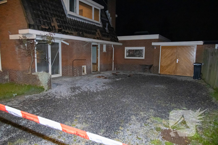 Explosie bij woning, politie doet onderzoek