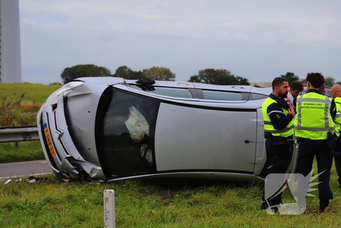 Automobilist raakt lichtmast en belandt op de kop