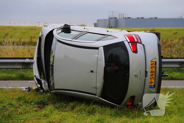 Automobilist raakt lichtmast en belandt op de kop