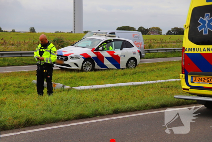 Automobilist raakt lichtmast en belandt op de kop