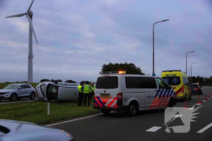 Automobilist raakt lichtmast en belandt op de kop