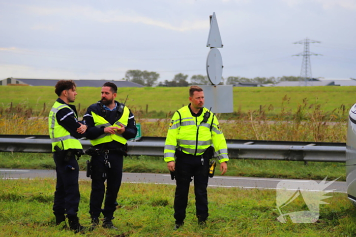 Automobilist raakt lichtmast en belandt op de kop