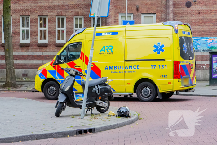 Scooter met twee opzittenden aangereden door automobilist