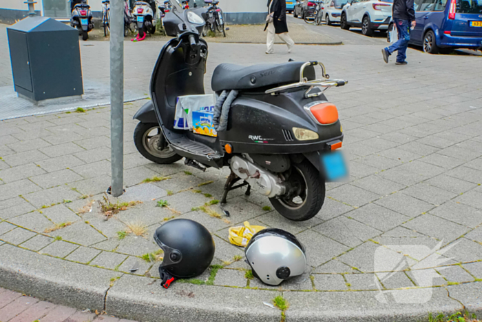 Scooter met twee opzittenden aangereden door automobilist