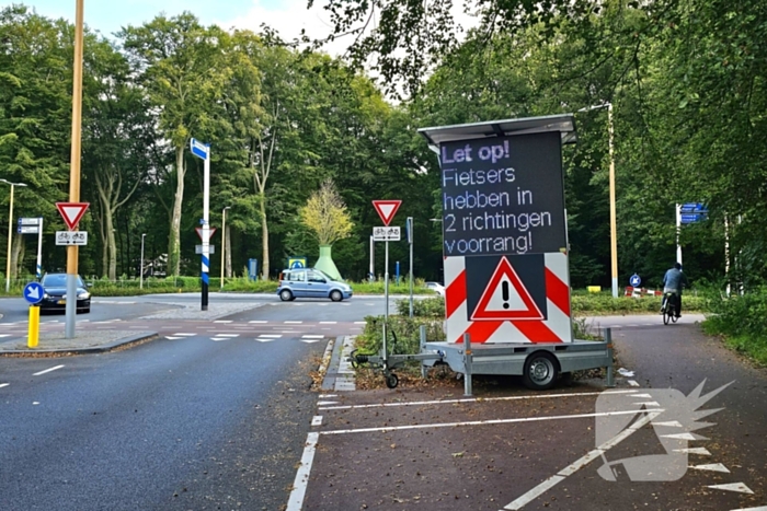 Gemeente plaatst groot matrixbord bij beruchte rotonde