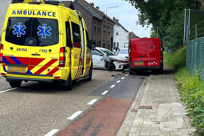 Automobilist rijdt tegen geparkeerde bestelbus