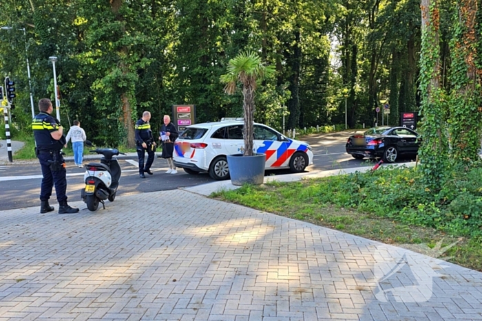 Scooterrijder en automobilist met elkaar in botsing