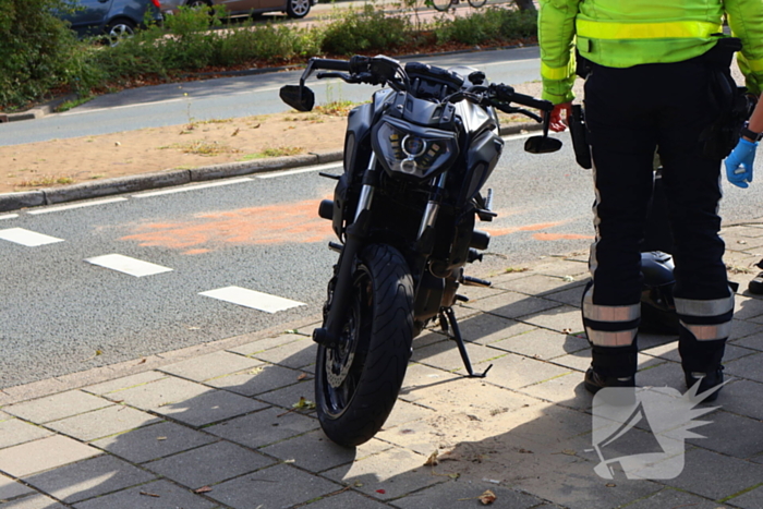 Motorrijder klapt achterop bestelbus