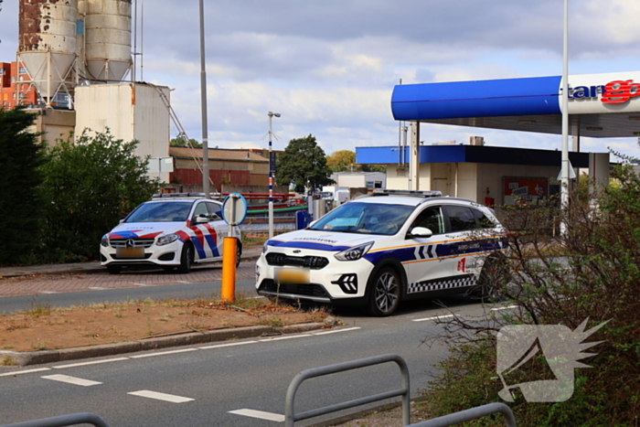 Motorrijder klapt achterop bestelbus