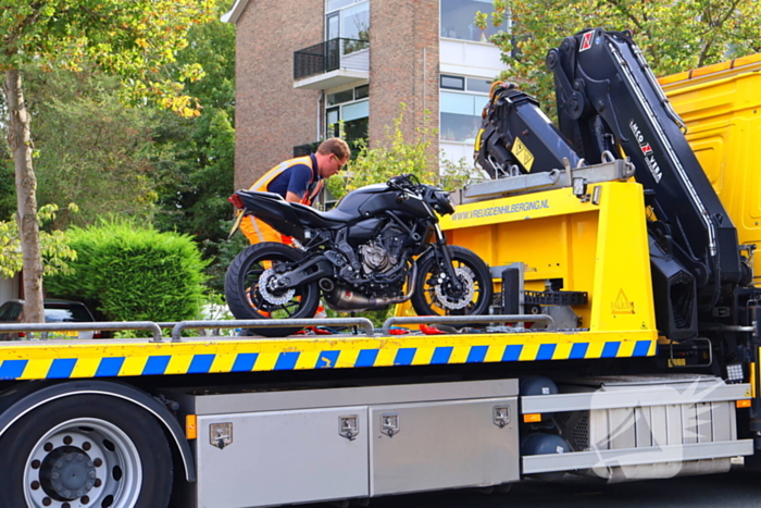 Motorrijder klapt achterop bestelbus