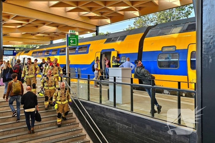 Vrouw vast tussen perron en trein op station