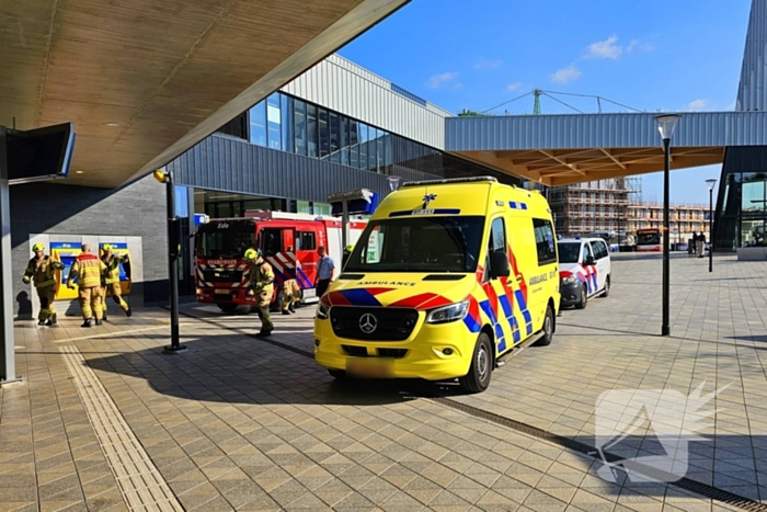 Vrouw vast tussen perron en trein op station