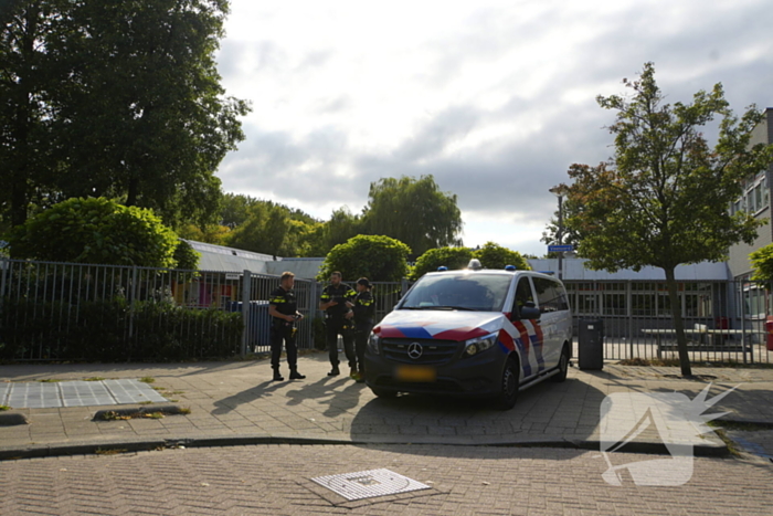 Politie onderzoekt vuurwapenmelding op School