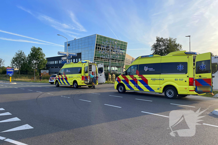 Forse schade bij aanrijding tussen twee voertuigen op kruising