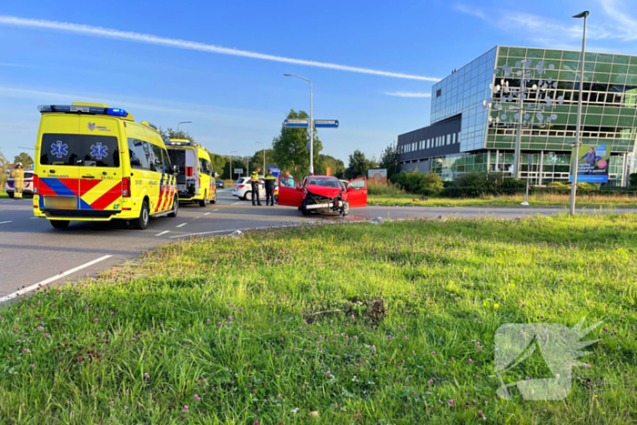 Forse schade bij aanrijding tussen twee voertuigen op kruising