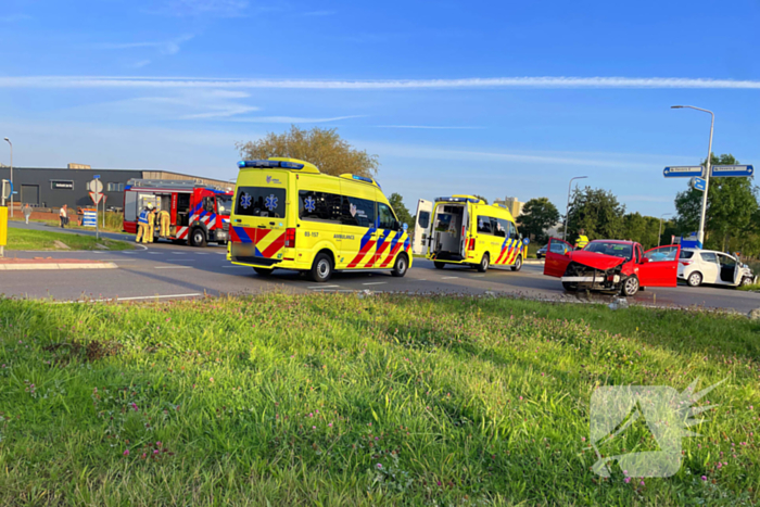 Forse schade bij aanrijding tussen twee voertuigen op kruising