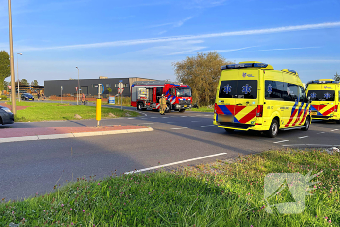 Forse schade bij aanrijding tussen twee voertuigen op kruising