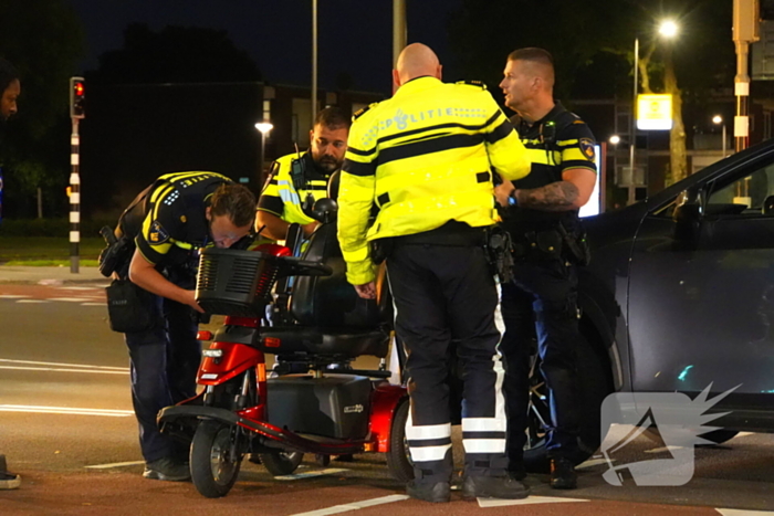 Overstekende scootmobieler geschept op zebrapad