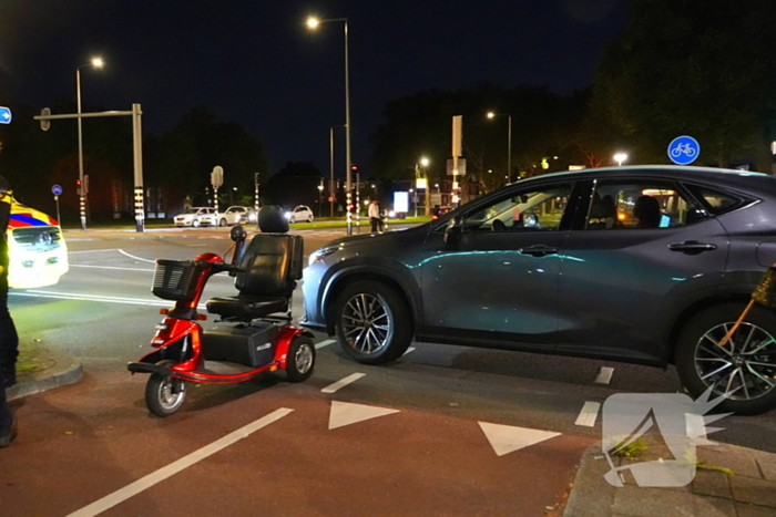 Overstekende scootmobieler geschept op zebrapad