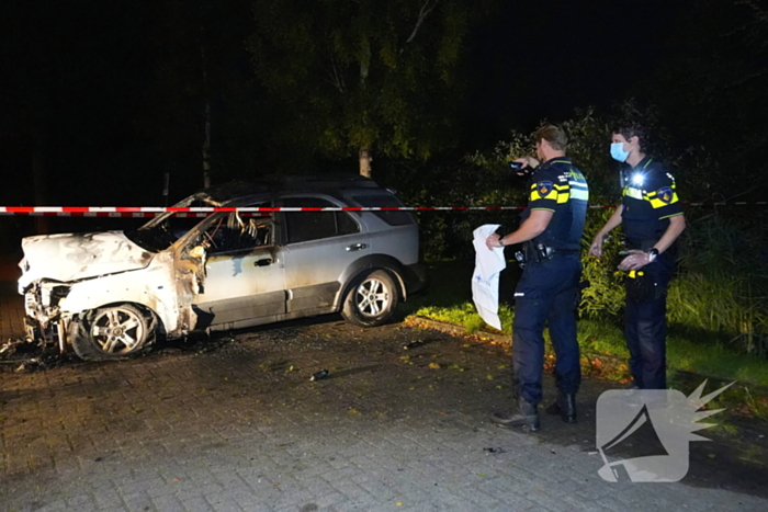 Brandweer blust brand in geparkeerde auto, politie stelt sporen veilig