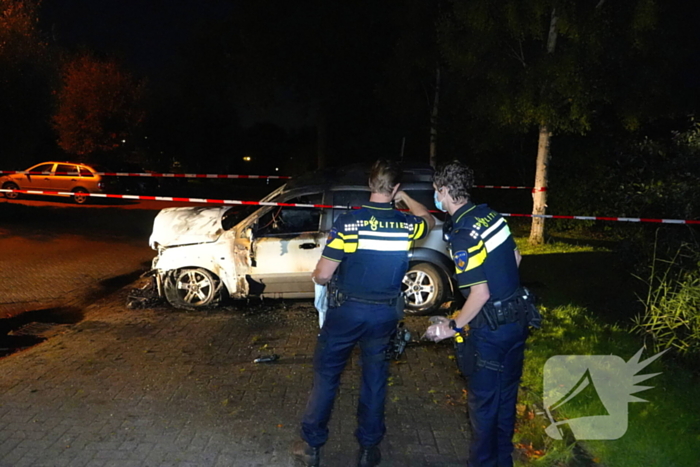 Brandweer blust brand in geparkeerde auto, politie stelt sporen veilig