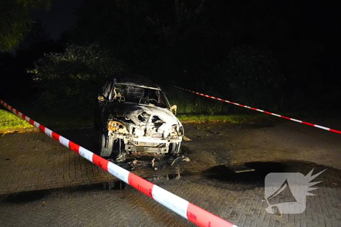 Brandweer blust brand in geparkeerde auto, politie stelt sporen veilig