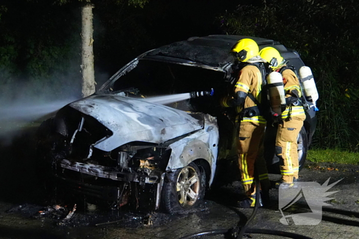 Brandweer blust brand in geparkeerde auto, politie stelt sporen veilig